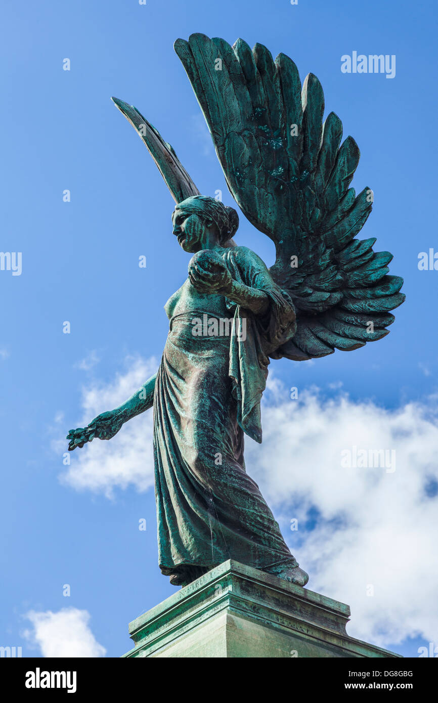 Statua dell'Angelo della Pace sul memorial a Edward VII, noto come il pacificatore, nella Parade Gardens, bagno, UK. Foto Stock