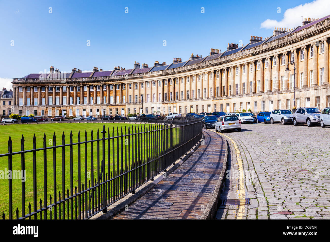 Le spazzatrici facciata georgiana di case a schiera nel Royal Crescent, Bath. Foto Stock