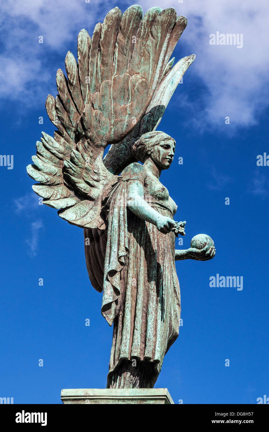 Statua dell'Angelo della Pace sul memorial a Edward VII, noto come il pacificatore, nella Parade Gardens, bagno, UK. Foto Stock