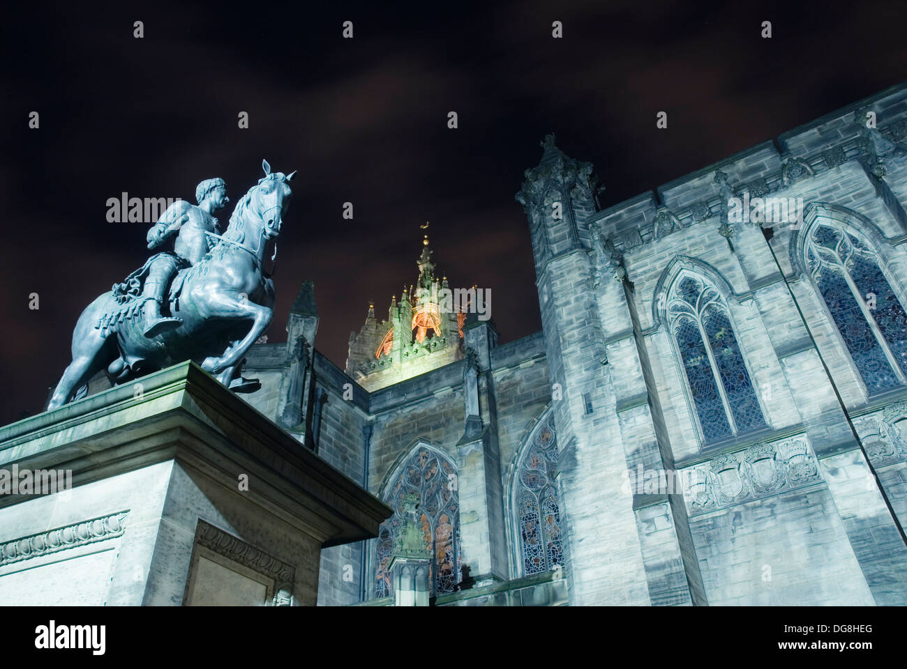 Statua di re Carlo II e la Cattedrale di St Giles di notte, Edimburgo, Scozia, Regno Unito, Europa Foto Stock