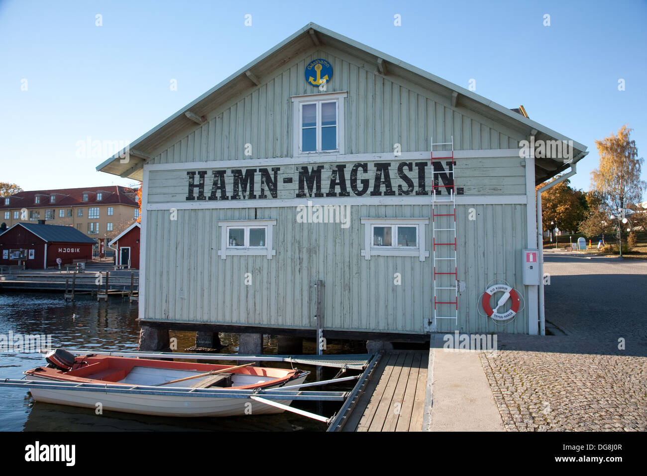 Edificio in legno nel porto di Hjo, sul lago Vattern, Vasta Gotaland, Svezia Foto Stock