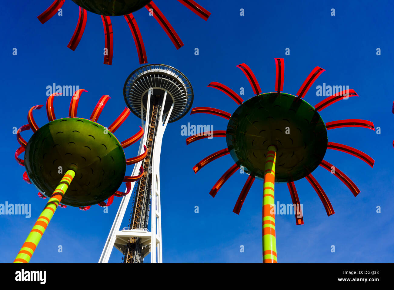 "Sonic Bloom' sculture di Dan Corson e lo Space Needle. Seattle, Washington, Stati Uniti d'America. Foto Stock