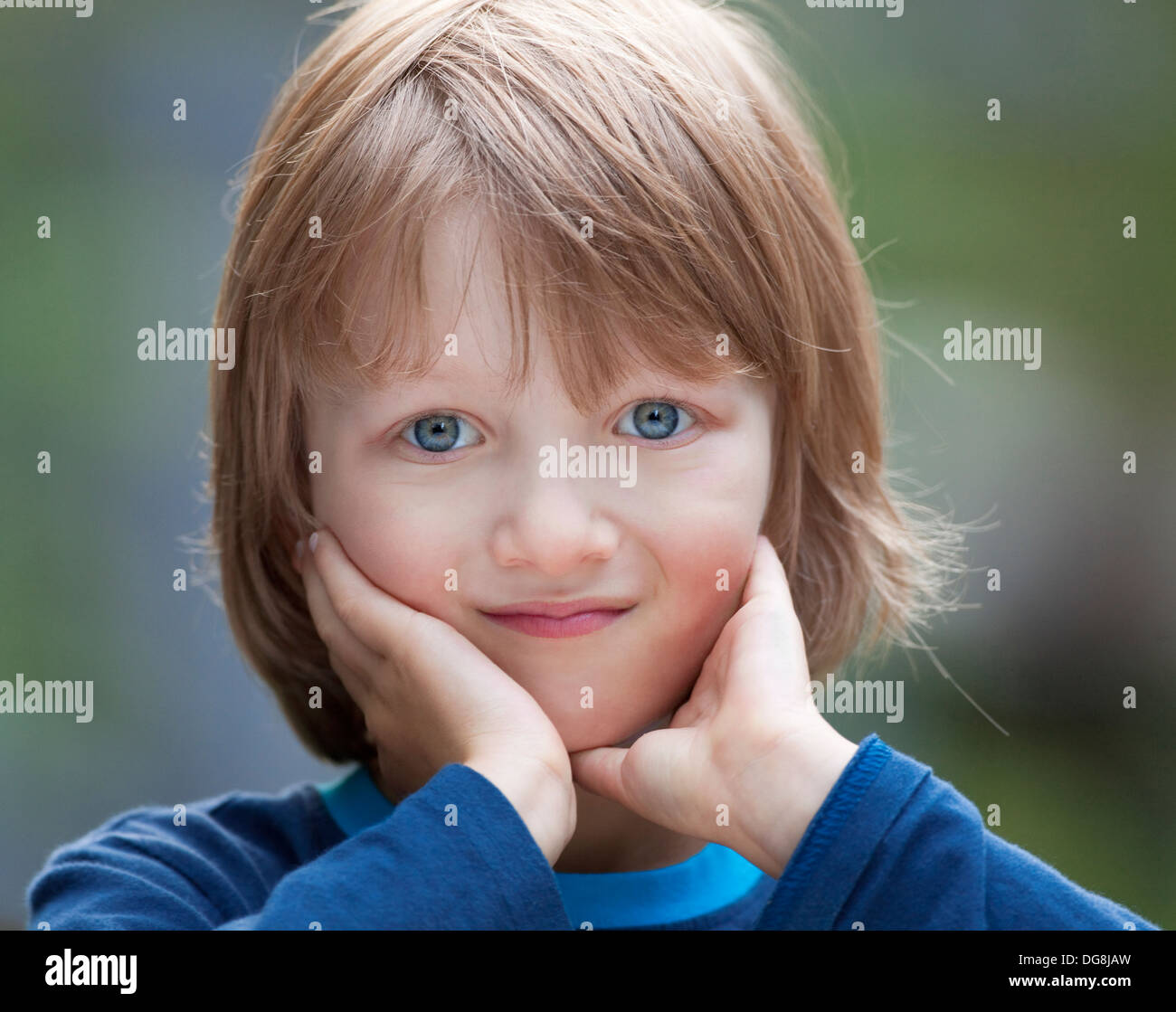 Ritratto di un bel ragazzo con capelli biondi Foto Stock