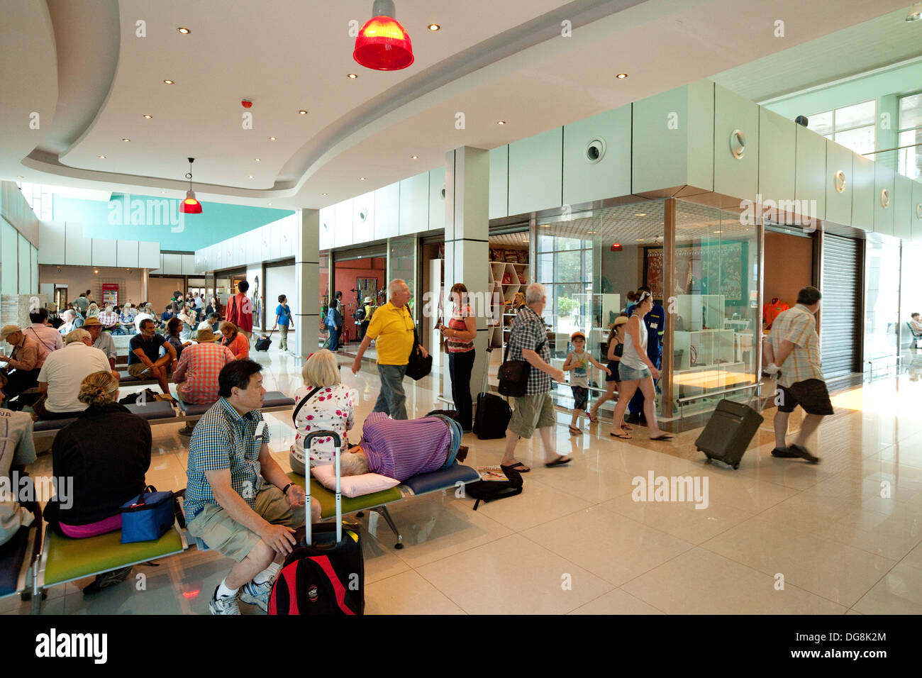 Le persone nella sala partenze, aeroporto di Livingstone Zambia Africa Foto Stock