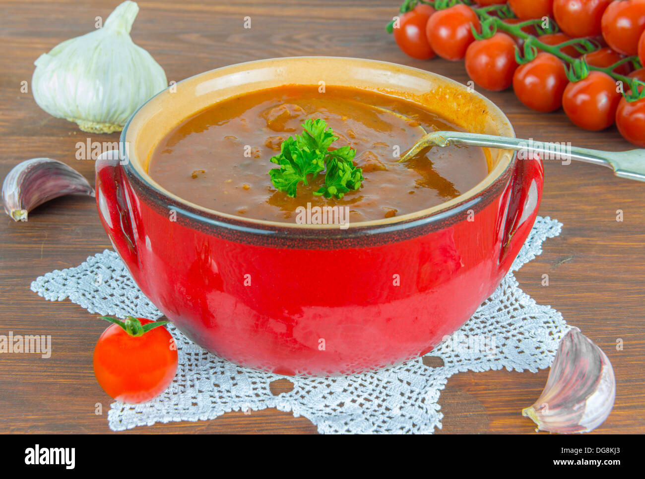 Arrosto zuppa di pomodoro con fagioli, aglio e pepe dolce Foto Stock