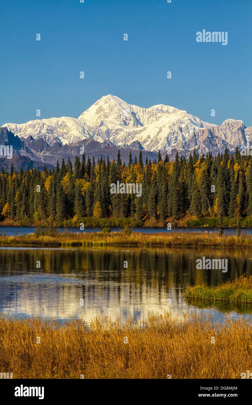 Monte McKinley Alaska durante la caduta intorno al lago Byers Foto Stock
