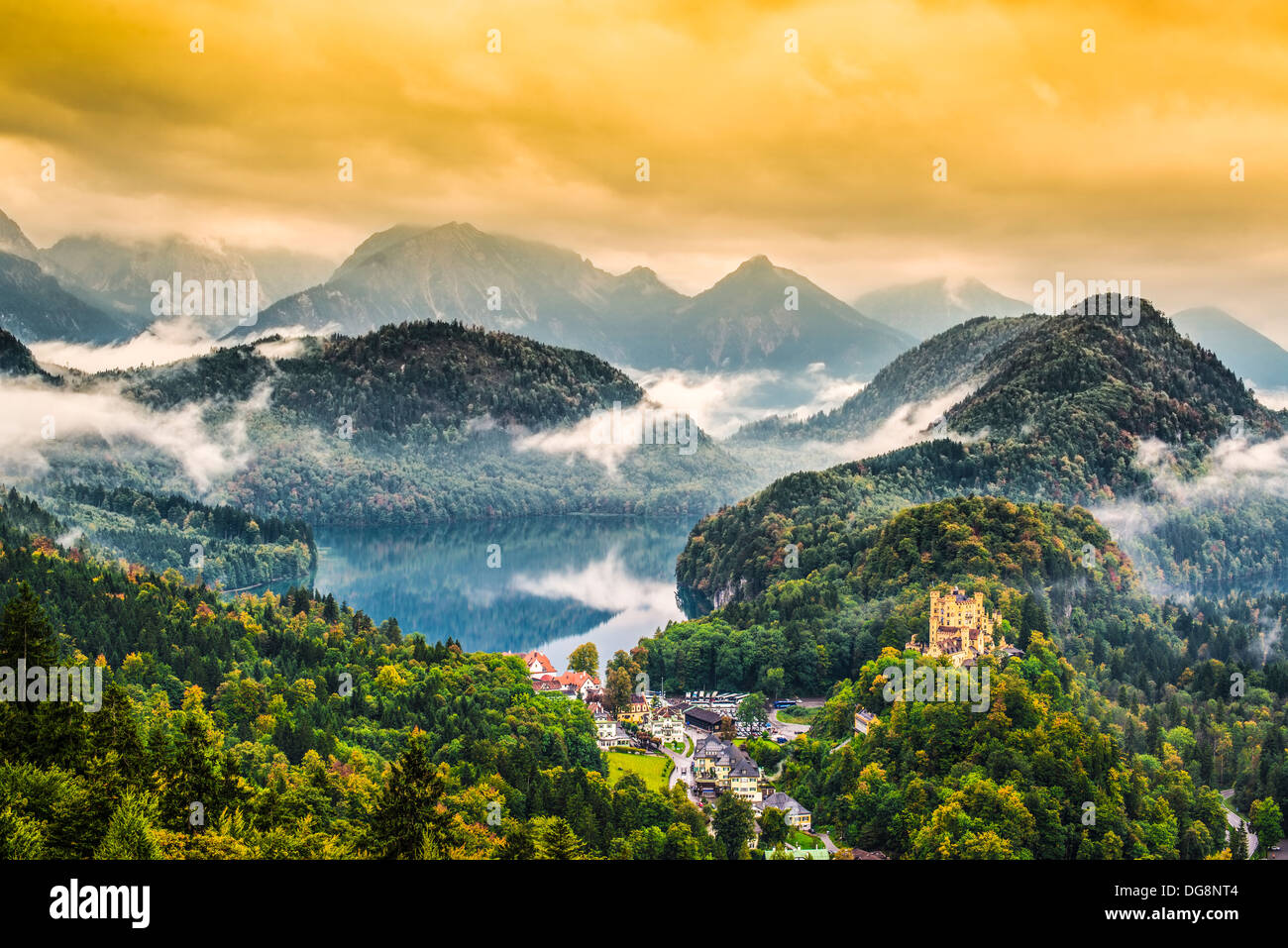 Nebbioso giorno nelle Alpi Bavaresi vicino a Fussen, Germania. Foto Stock