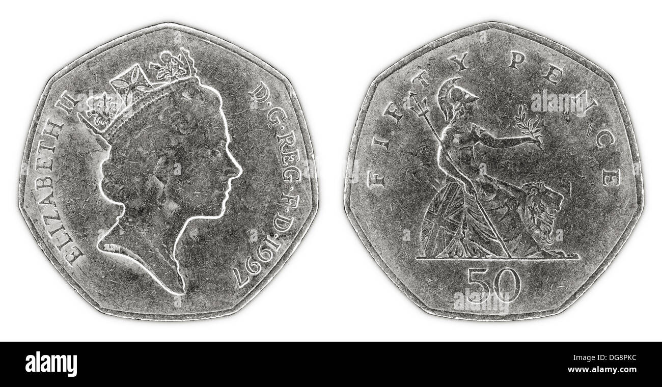 Un ben indossati cinquanta pence moneta con la regina Elisabetta II su sfondo bianco Foto Stock