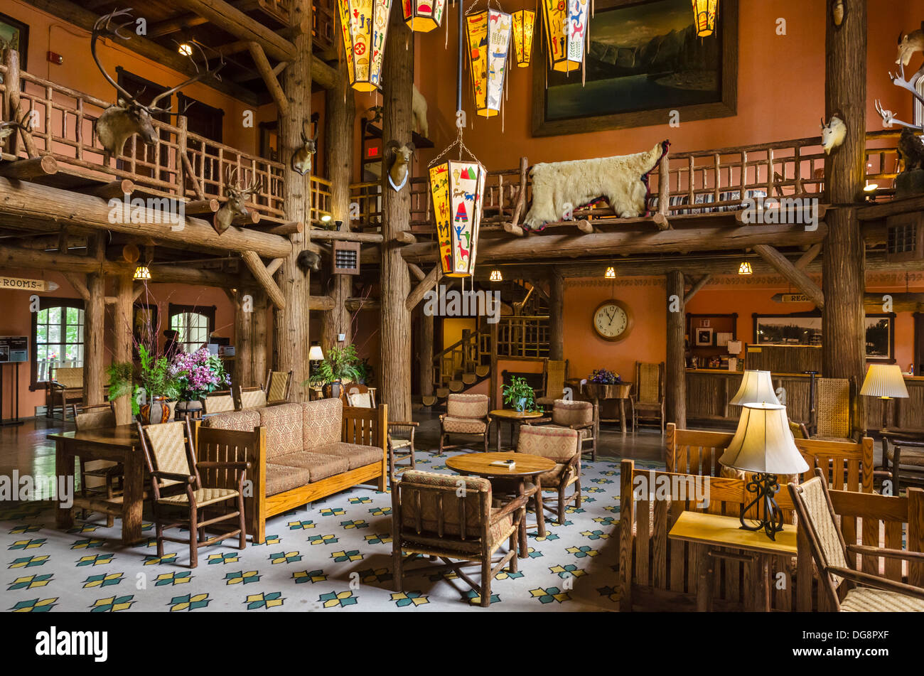 La lobby di Lake McDonald Lodge, Lago McDonald, il Parco Nazionale di Glacier, Montana, USA Foto Stock