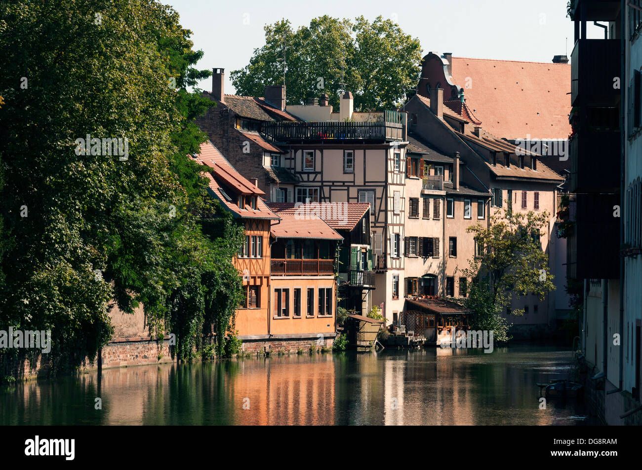 Elk213-1078 Francia, Alsazia, Strasburgo, La Petite France, canal con tipiche case a graticcio Foto Stock
