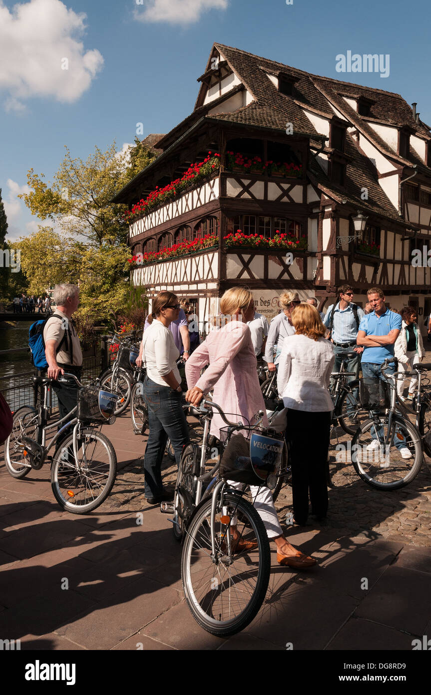 Elk213-1101v Francia, Alsazia, Strasburgo, La Petite France, canal con tipiche case a graticcio, persone con bici Foto Stock