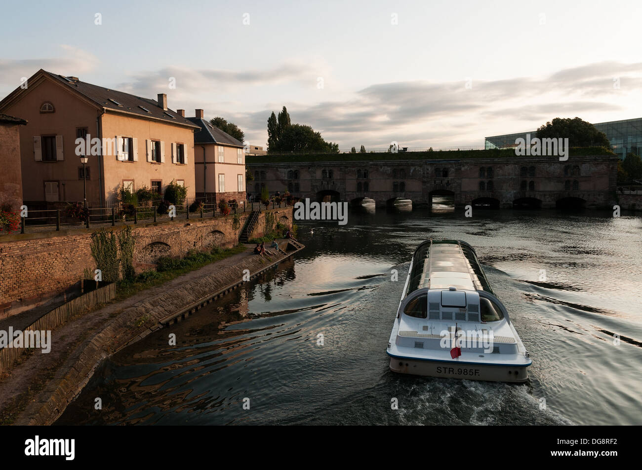 Elk213-1106 Francia, Alsazia, Strasburgo, La Petite France, canal con tipiche case a graticcio Foto Stock