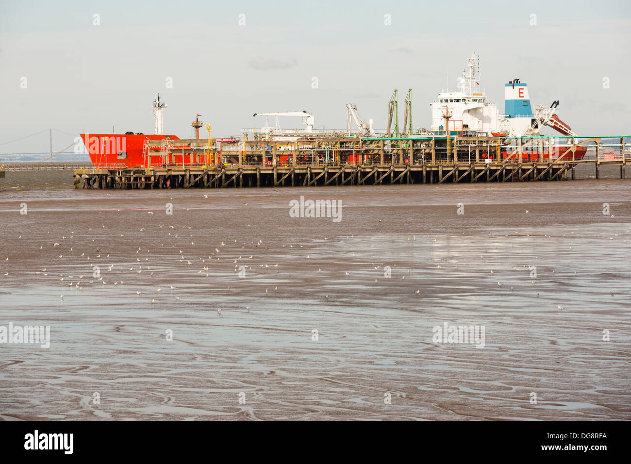 Una nave di olio di scarico in corrispondenza di una raffineria di petrolio al fine di sale sul Humber Estuary, al di sotto della carena, Yorkshire, Regno Unito. Foto Stock