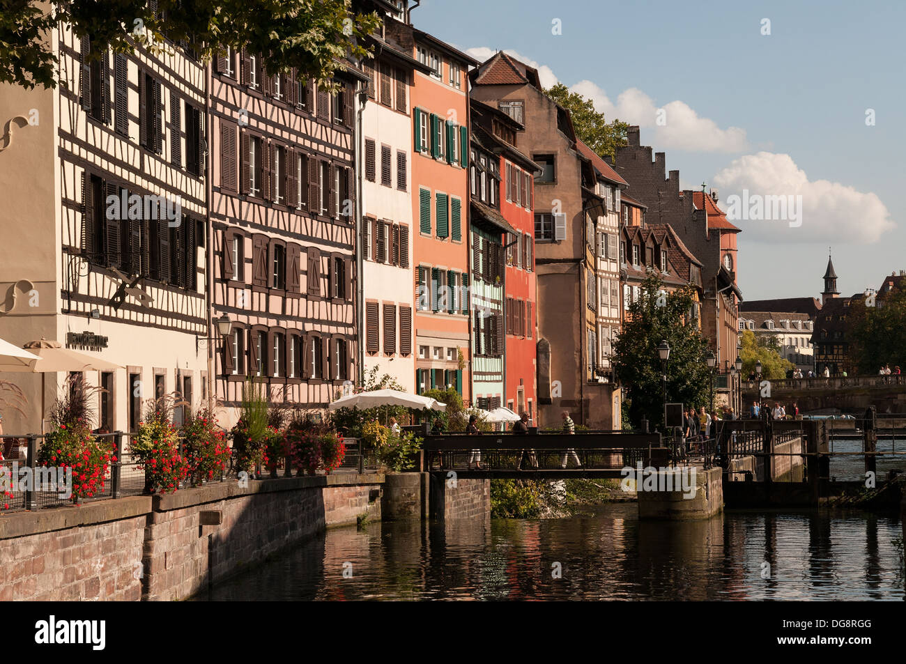 Elk213-1117 Francia, Alsazia, Strasburgo, La Petite France, canal con tipiche case a graticcio Foto Stock