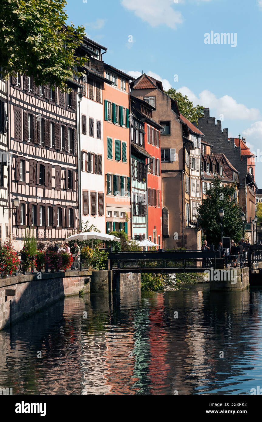 Elk213-1118v Francia, Alsazia, Strasburgo, La Petite France, canal con tipiche case a graticcio Foto Stock