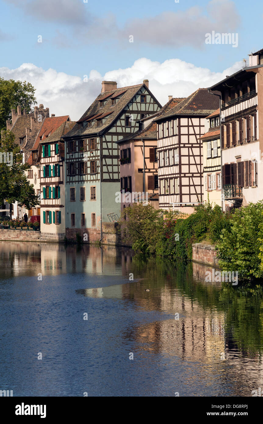 Elk213-1120v Francia, Alsazia, Strasburgo, La Petite France, canal con tipiche case a graticcio Foto Stock