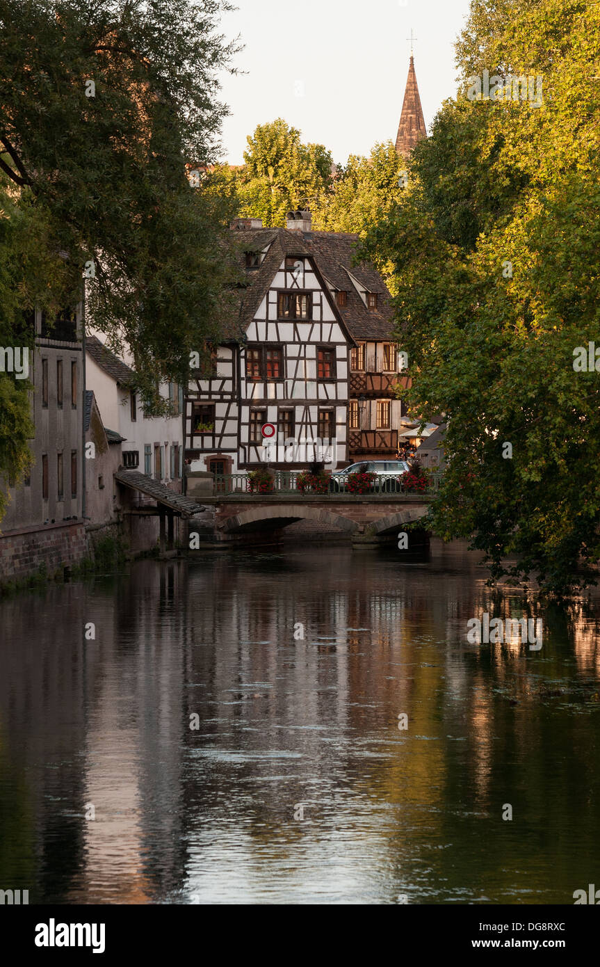 Elk213-1122v Francia, Alsazia, Strasburgo, La Petite France, canal con la guglia della Cattedrale Foto Stock