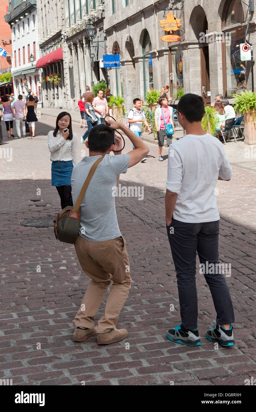 I turisti a scattare foto di ogni altro su St-Paul street, la Vecchia Montreal, Canada. Foto Stock