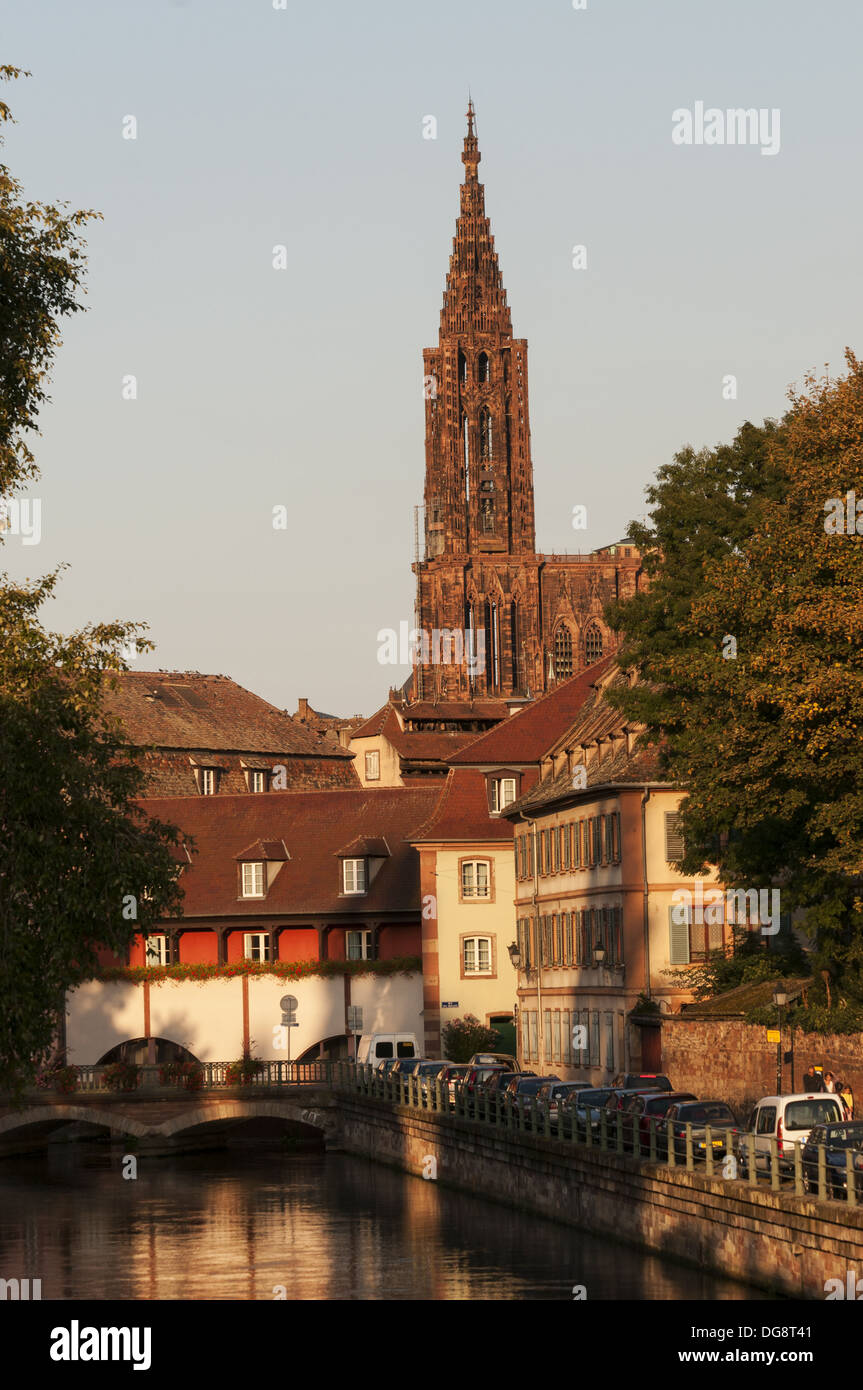 Elk213-1126v Francia, Alsazia, Strasburgo, La Petite France, canal con la guglia della Cattedrale Foto Stock
