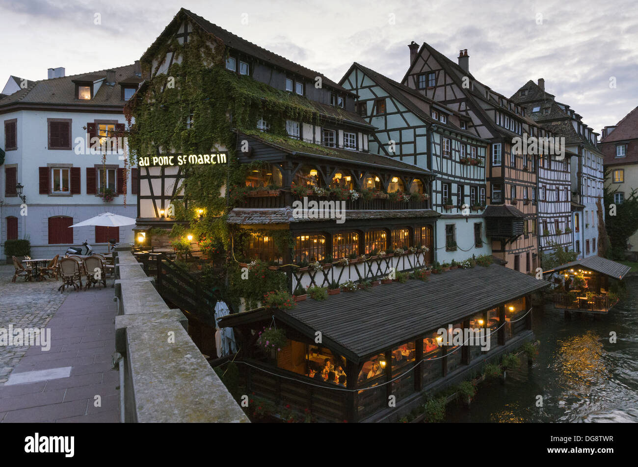 Elk213-1164 Francia, Alsazia, Strasburgo, La Petite France, semi-case con travi di legno in serata Foto Stock