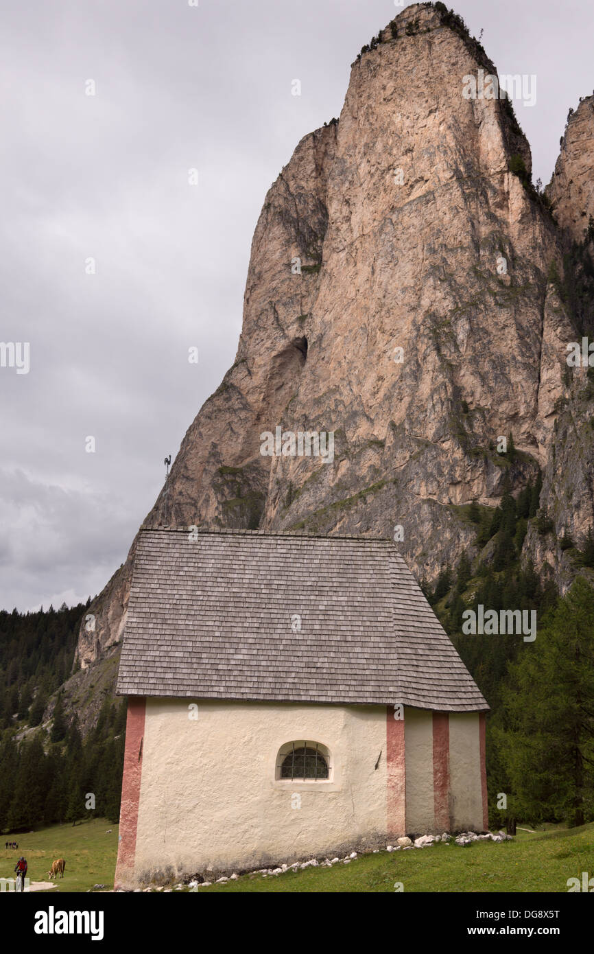Piccola cappella ai piedi di molto appuntito di montagna italiana Foto Stock