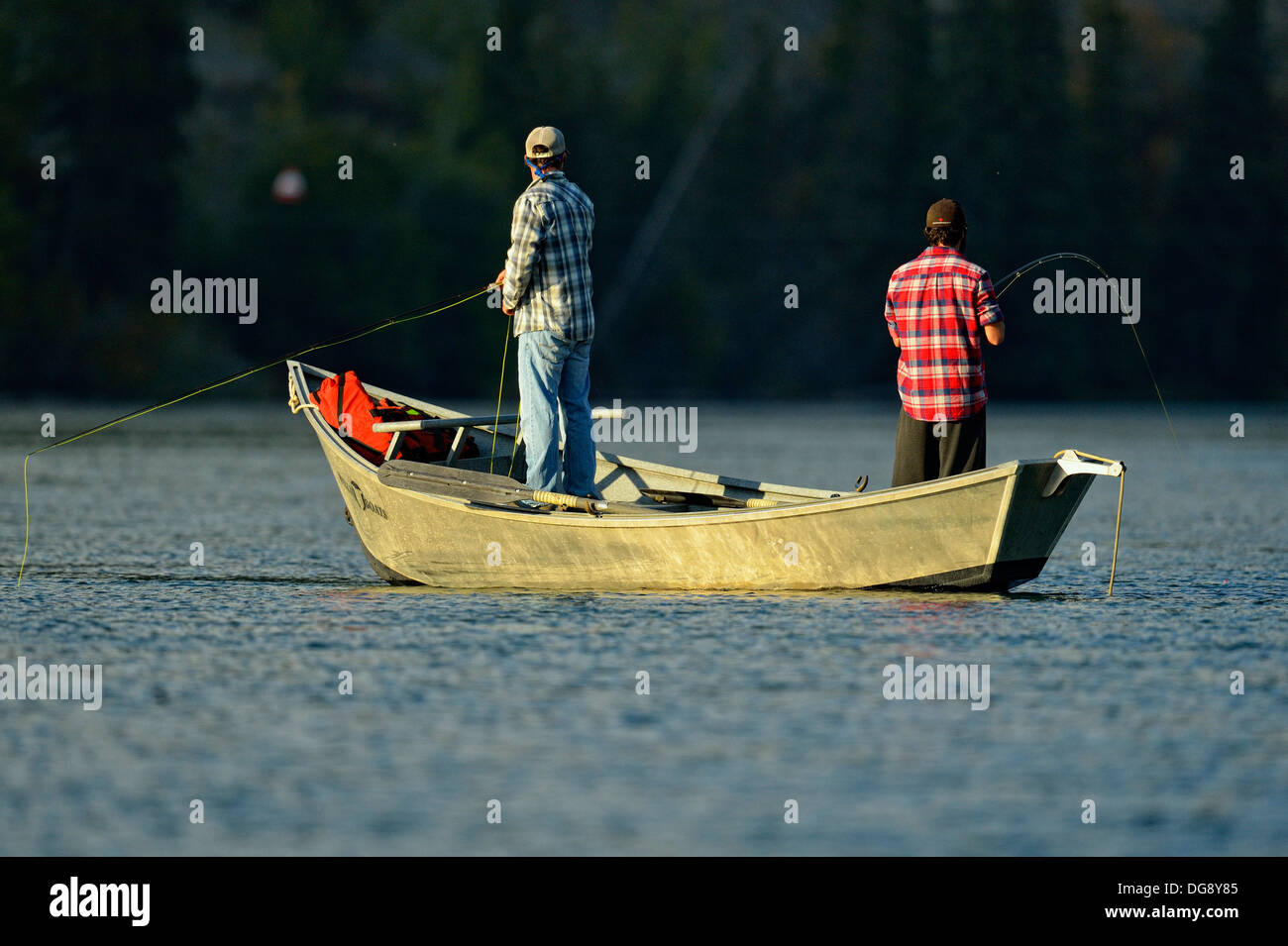 Pesca alla trota da una barca. Deserto Chilcotin, BC interno, Canada Foto Stock