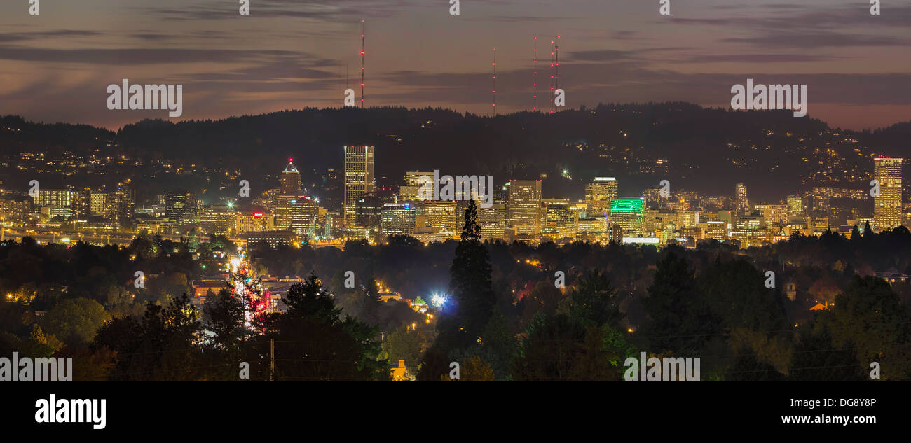 Portland Oregon Downtown skyline della città si accende al crepuscolo e Panorama Foto Stock