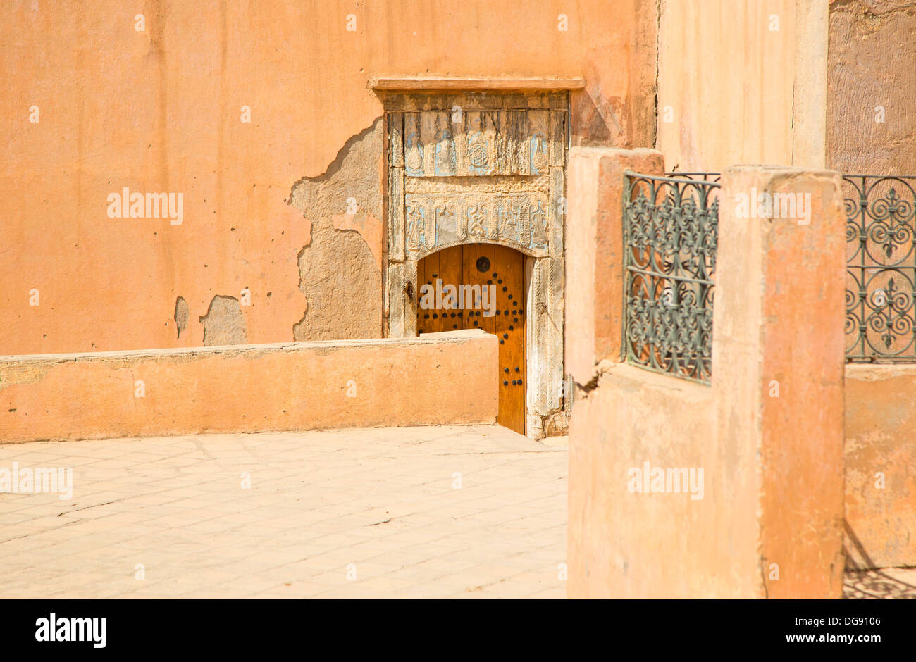 Vecchio edificio con la porta e i simboli sopra di esso nella cittadella di Erbil, Kurdistan Iraq Foto Stock