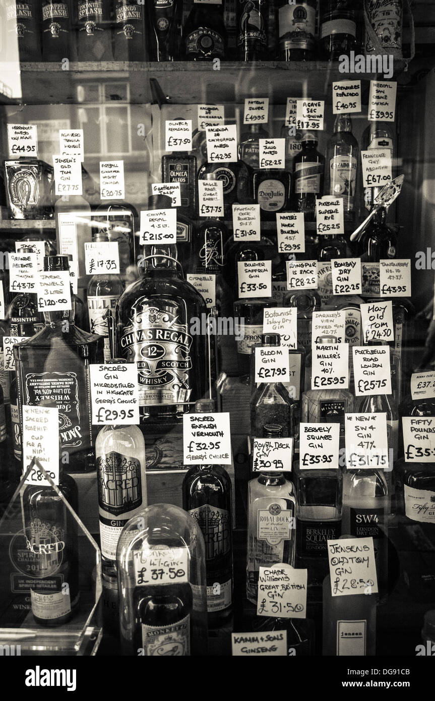 Un negozio off-licence a Londra, che vende una varietà di ottimi alcolici costosi Foto Stock