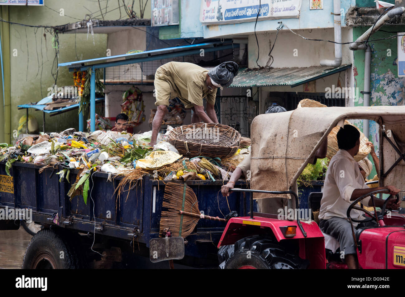 Casta inferiore garbage uomini pulire le strade. Puttaparthi, Andhra Pradesh in India Foto Stock