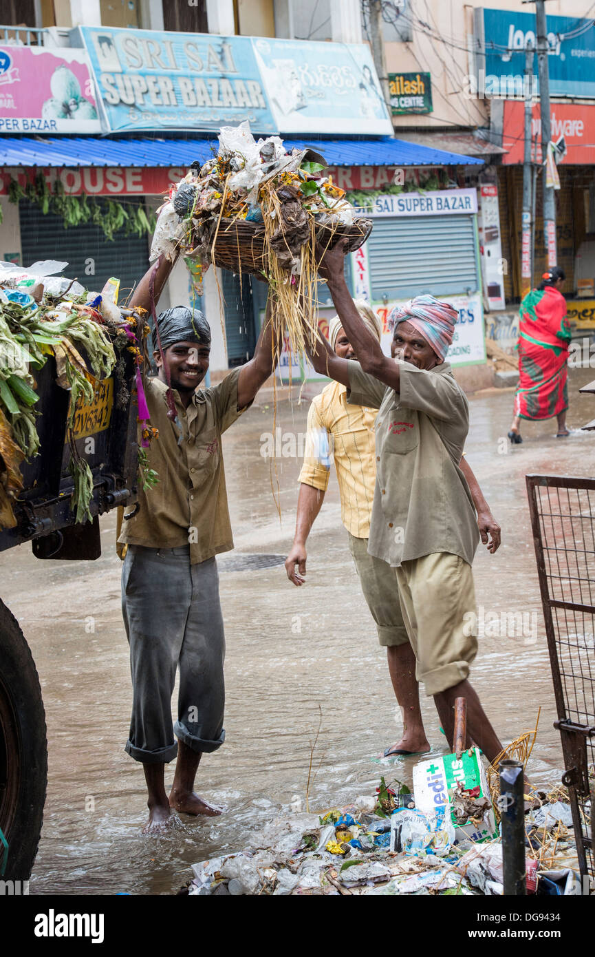 Casta inferiore garbage uomini pulire le strade. Puttaparthi, Andhra Pradesh in India Foto Stock
