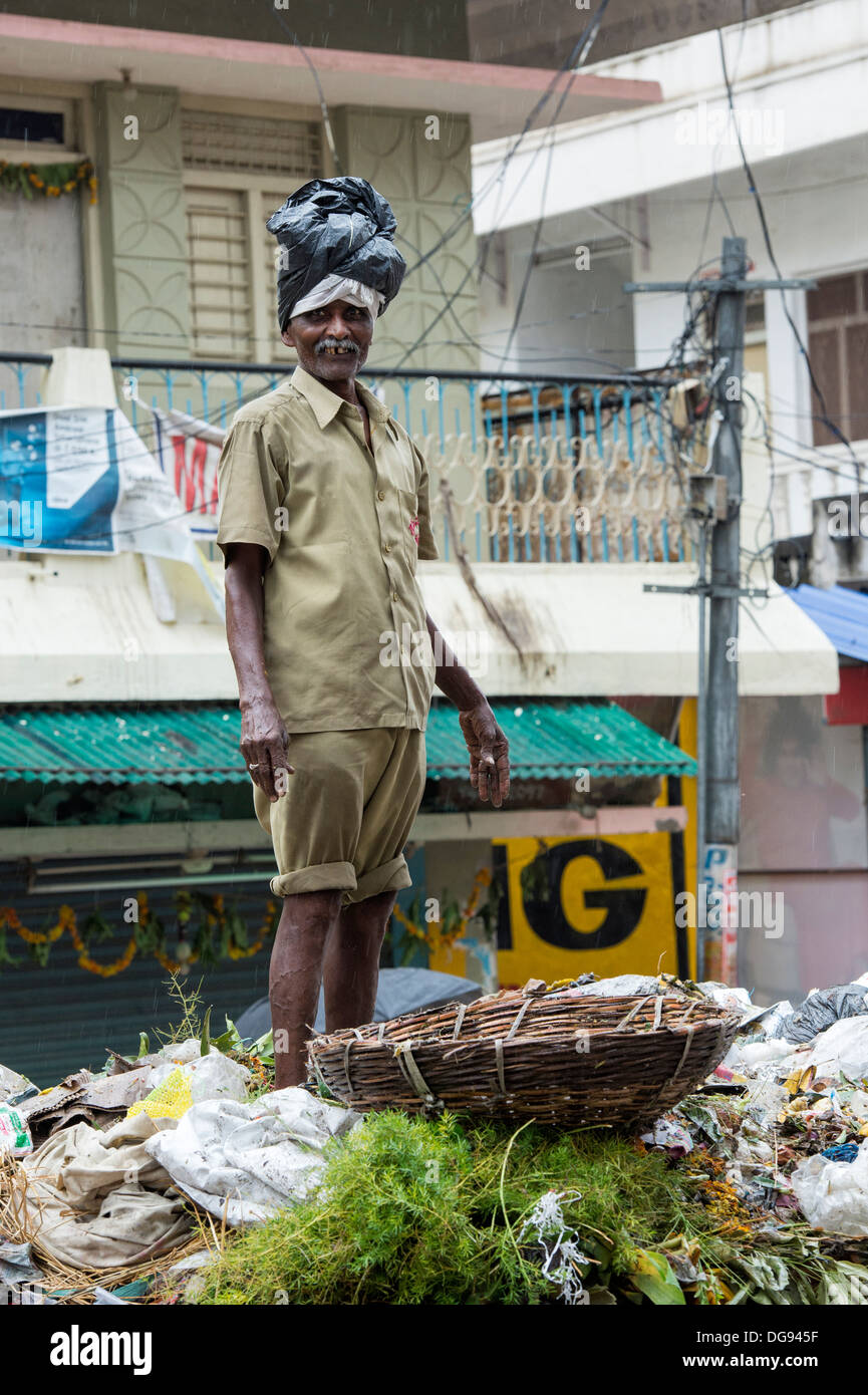 Casta inferiore garbage uomini pulire le strade. Puttaparthi, Andhra Pradesh in India Foto Stock