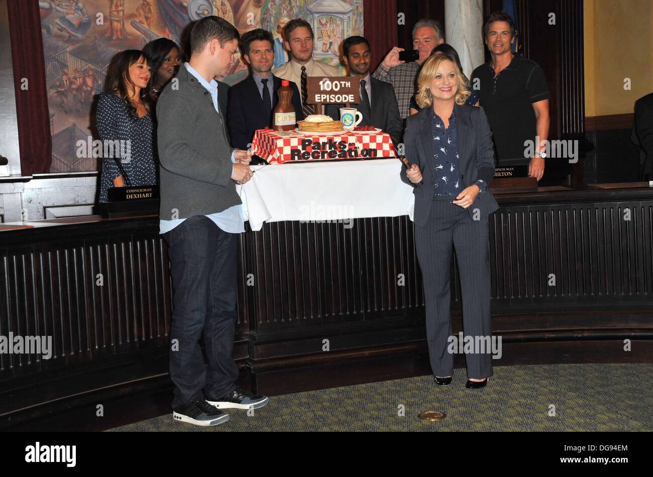 Studio City, CA, . Xvi oct, 2013. Rashida Jones, Nick Offerman, retta, Adam Scott, Chris Pratt, Amy Poehler, Aziz Ansari, Aubrey Plaza, Jim O'erede, Rob Lowe presso gli arrivi PER PARCHI E RICREAZIONE 100th episodio celebrazione, CBS RADFORD, Studio City, CA Ottobre 16, 2013. Credito: Dee Cercone/Everett raccolta/Alamy Live News Foto Stock