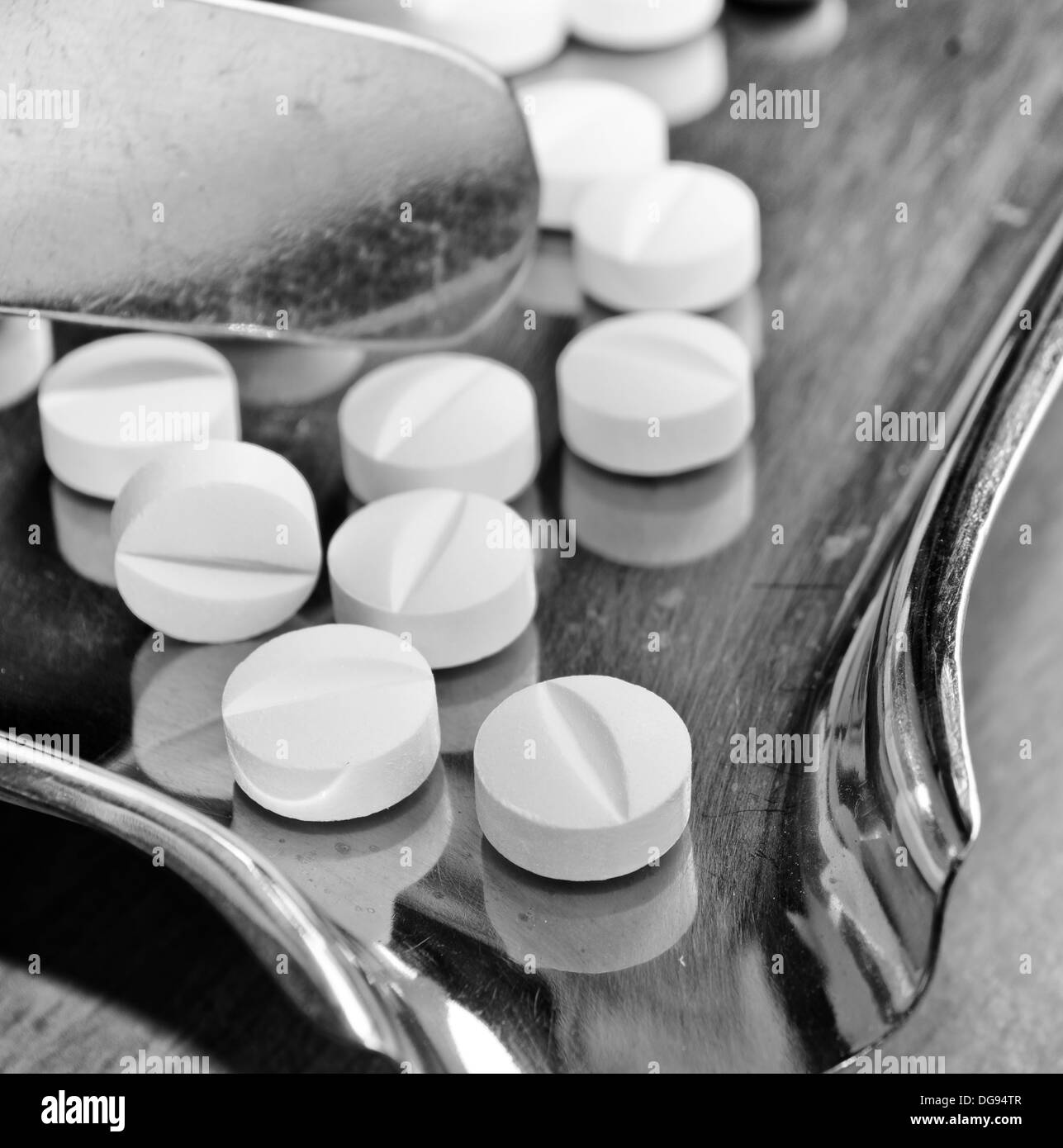 Close up di conteggio delle compresse pillole mediche su acciaio inox vassoio.(medico e sanitario concetto) Foto Stock