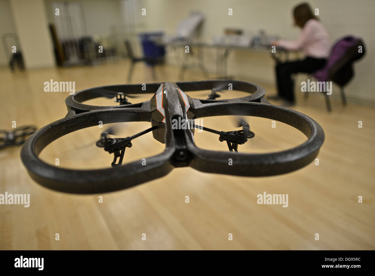 Julian Cheal (Nodecopters) hacking un AR Drone quadcopter al fuchi e antenna Robotics Conference (DARC), tenutasi a New York Foto Stock