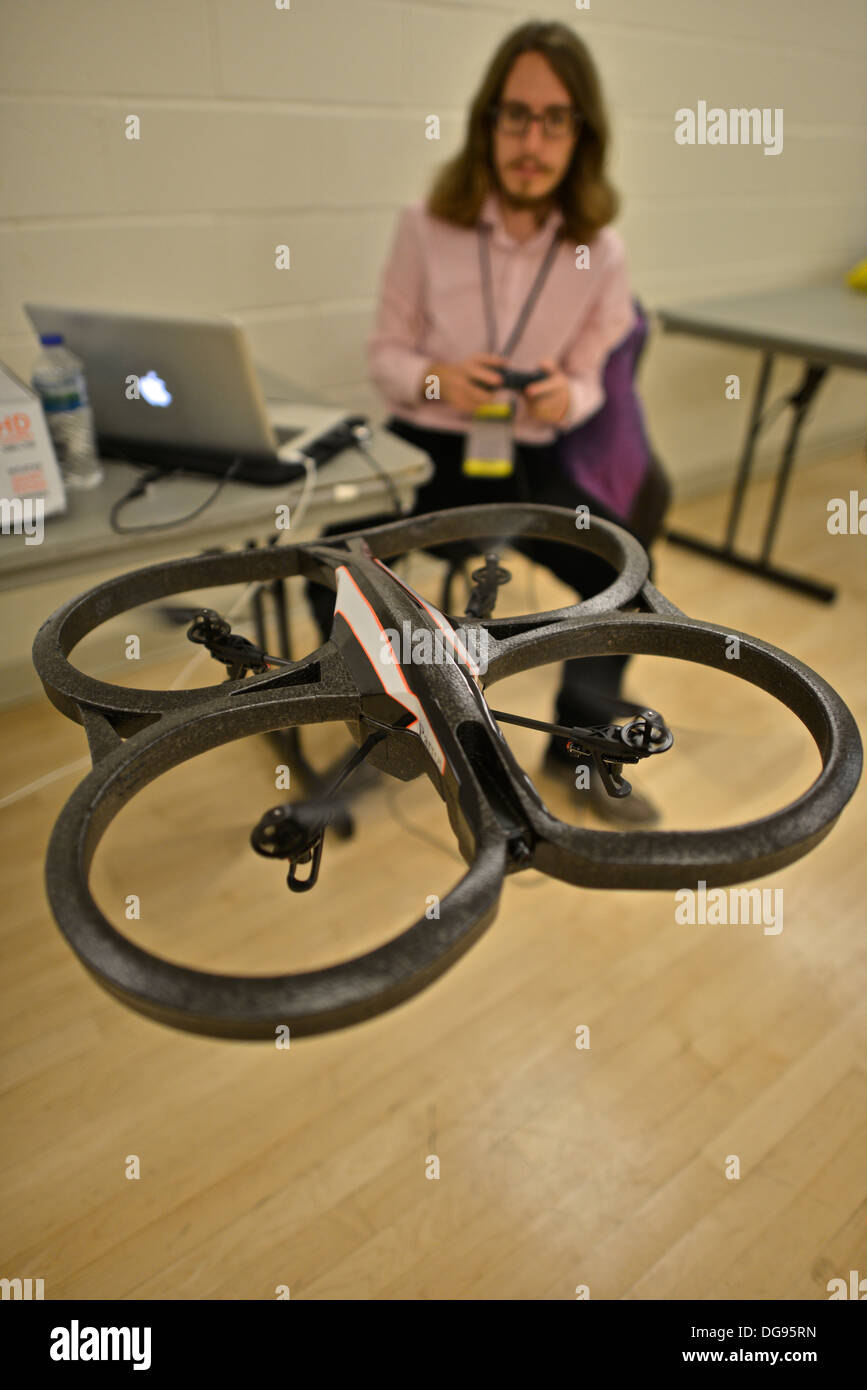 Julian Cheal (Nodecopters) hacking un AR Drone quadcopter al fuchi e antenna Robotics Conference (DARC), tenutasi a New York Foto Stock