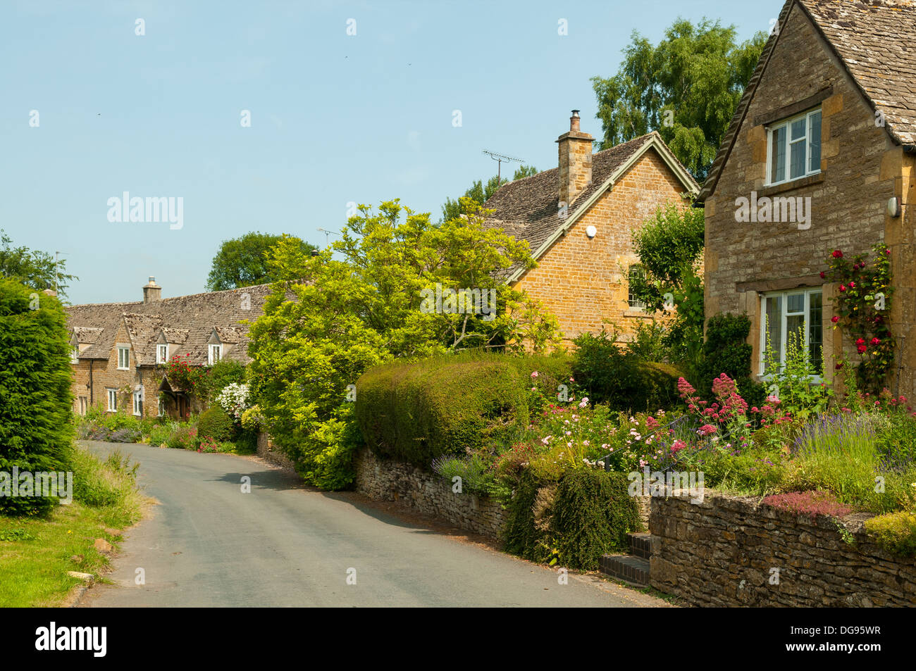 Strada principale, Adlestrop, Gloucestershire, Inghilterra Foto Stock