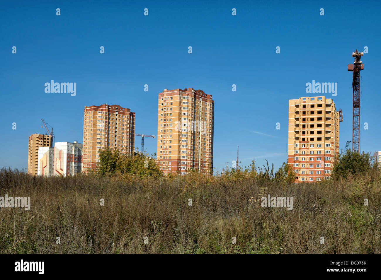 Lipetsk, architettura, edilizia, nuovo, città alta, sky, calcestruzzo, gru, sviluppo, attrezzature, casa, alto, appartamento, giorno Foto Stock