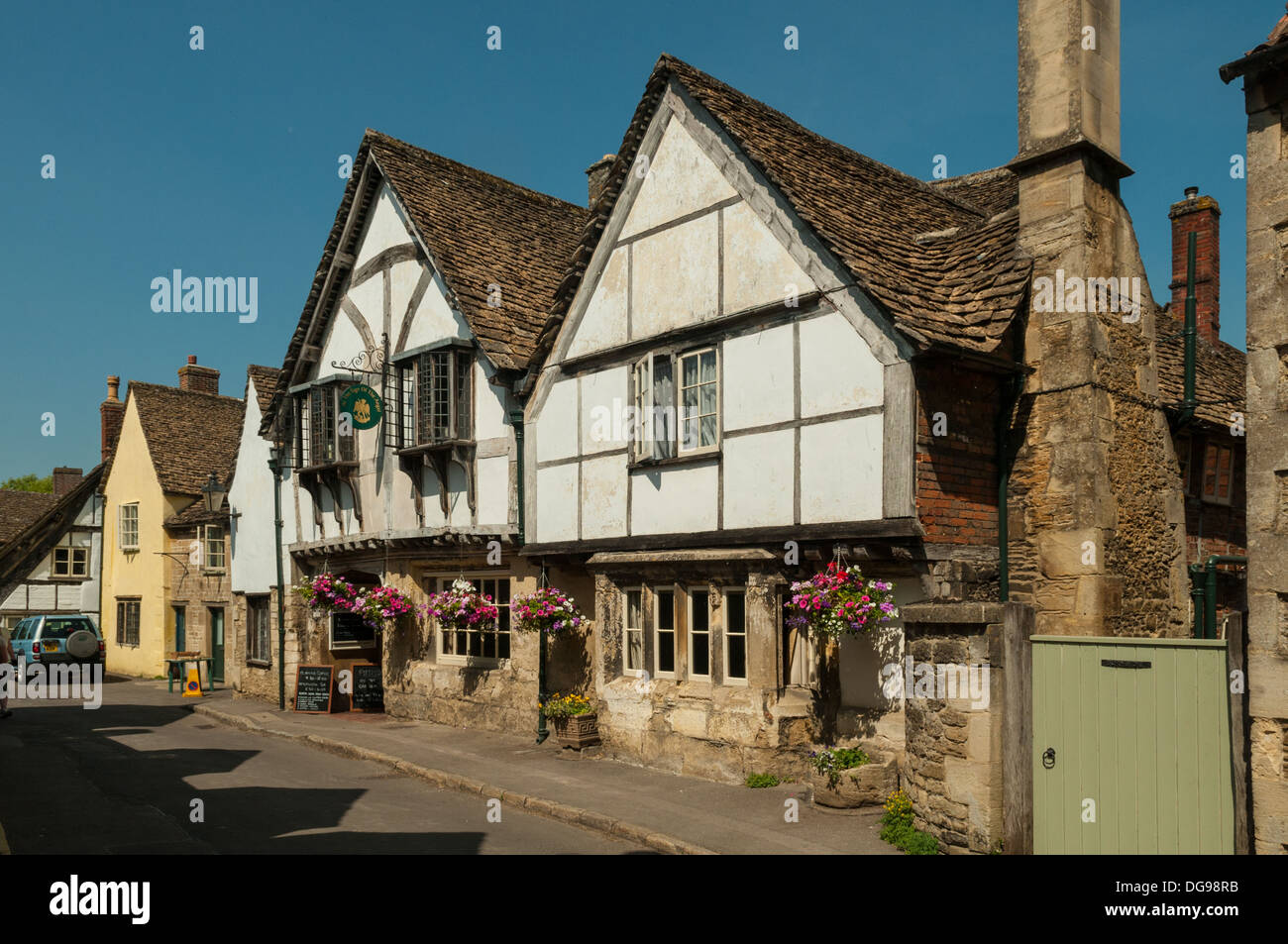 Gli edifici di vecchia costruzione, Lacock, Wiltshire, Inghilterra Foto Stock