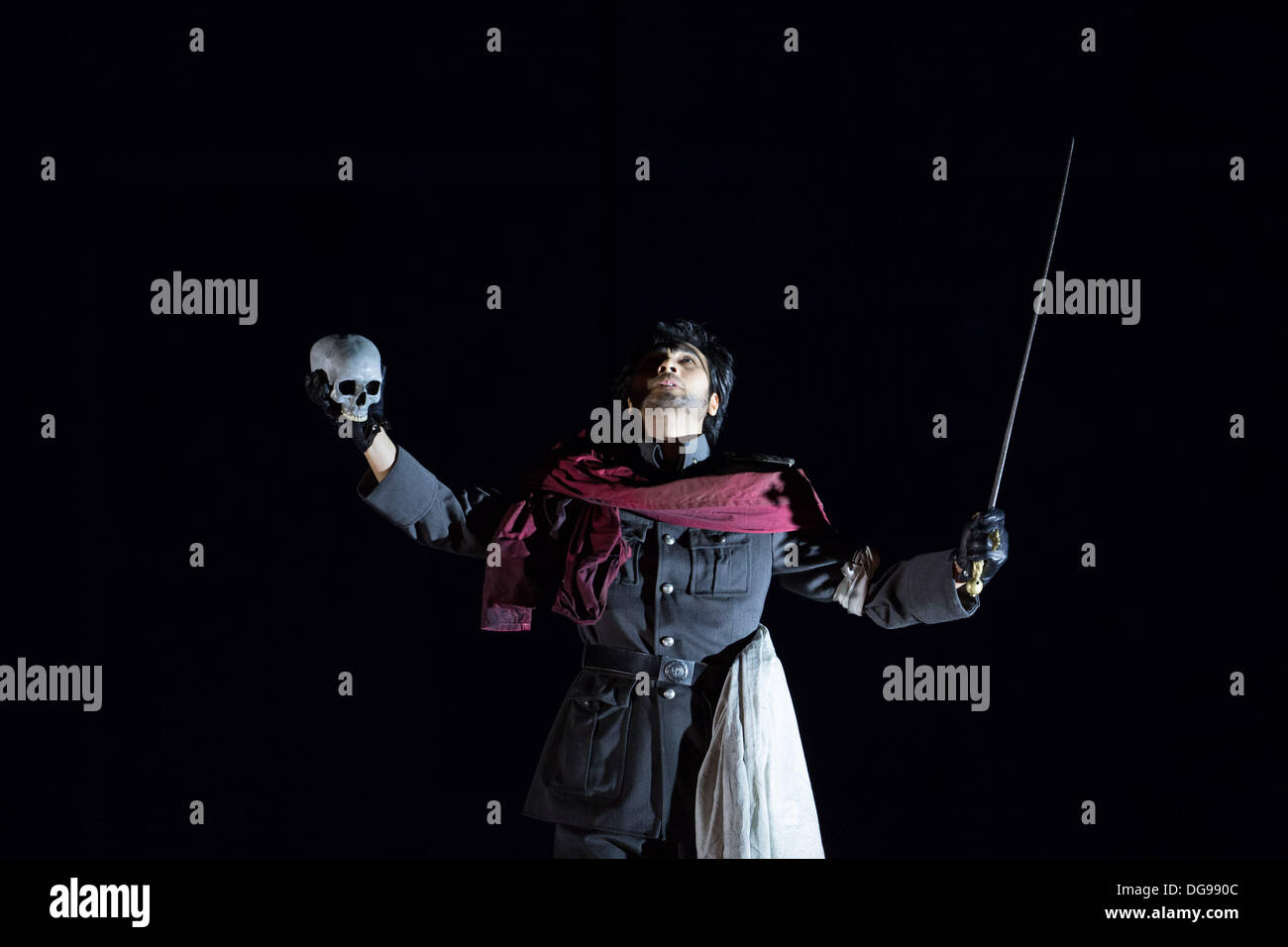 Amburgo, Germania. Xvi oct, 2013. Sud cantante coreano Yonghoon Lee come Arrigo esegue sul palco durante una prova fotografica dell'opera di Verdi " La Battaglia di Legnano' l'Opera di Stato di Amburgo, Germania, 16 ottobre 2013. L'opera anteprime su 20 Ottobre 2013. Foto: Maja Hitij/dpa/Alamy Live News Foto Stock