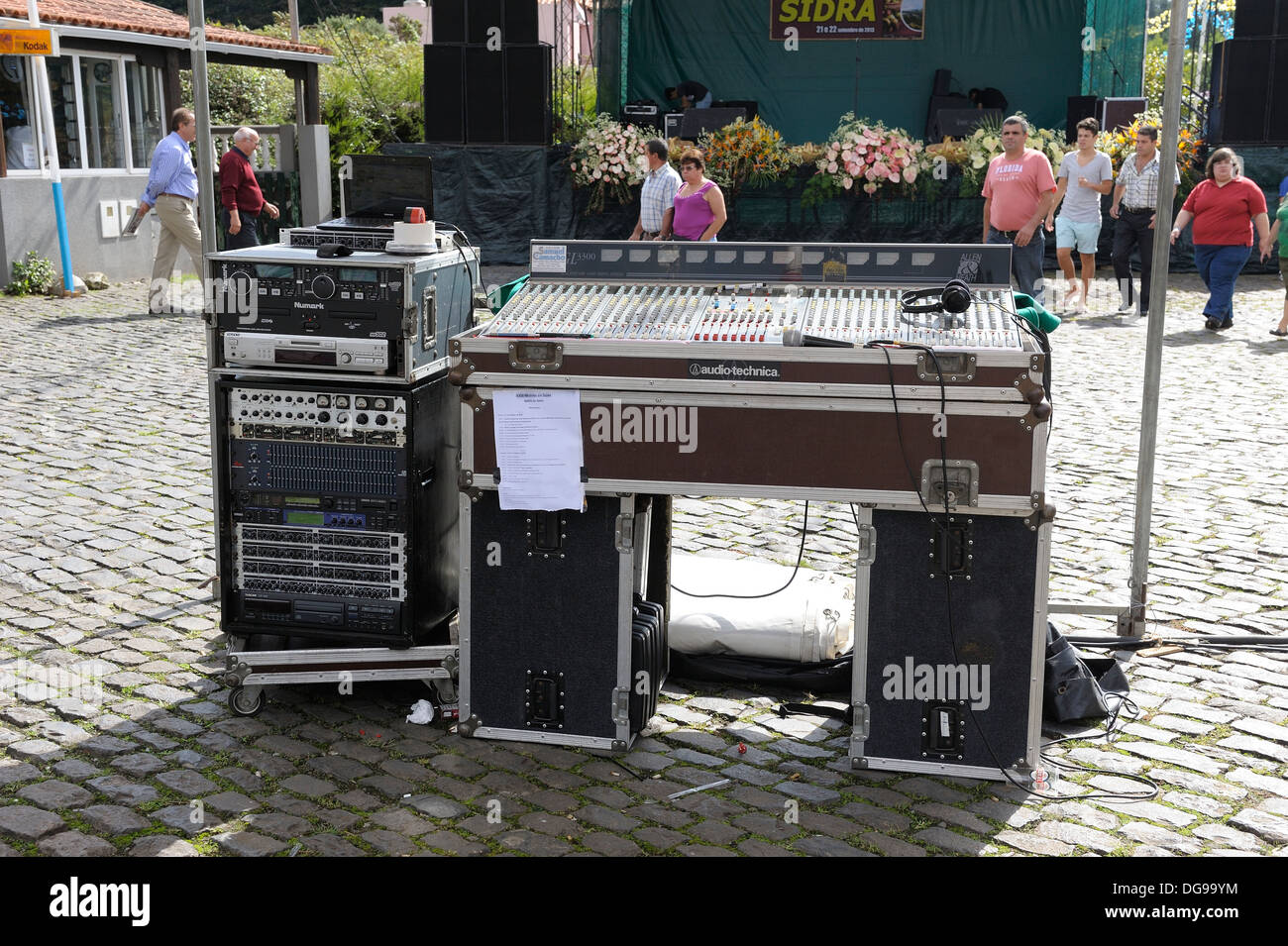 Madeira Portogallo Allan e Heath duplice funzione audio console di miscelazione essendo utilizzato per un concerto all'aperto a Santo De La Serra Foto Stock
