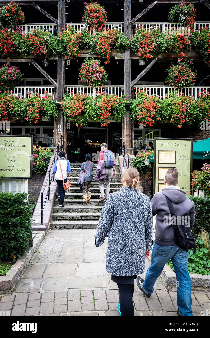 I clienti che entrano in pub Dickens Inn di Londra. Foto Stock