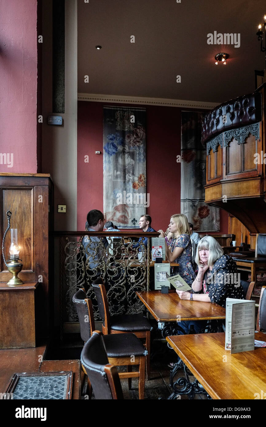 I clienti seduti nei limiti Liberty pub di Londra. Foto Stock