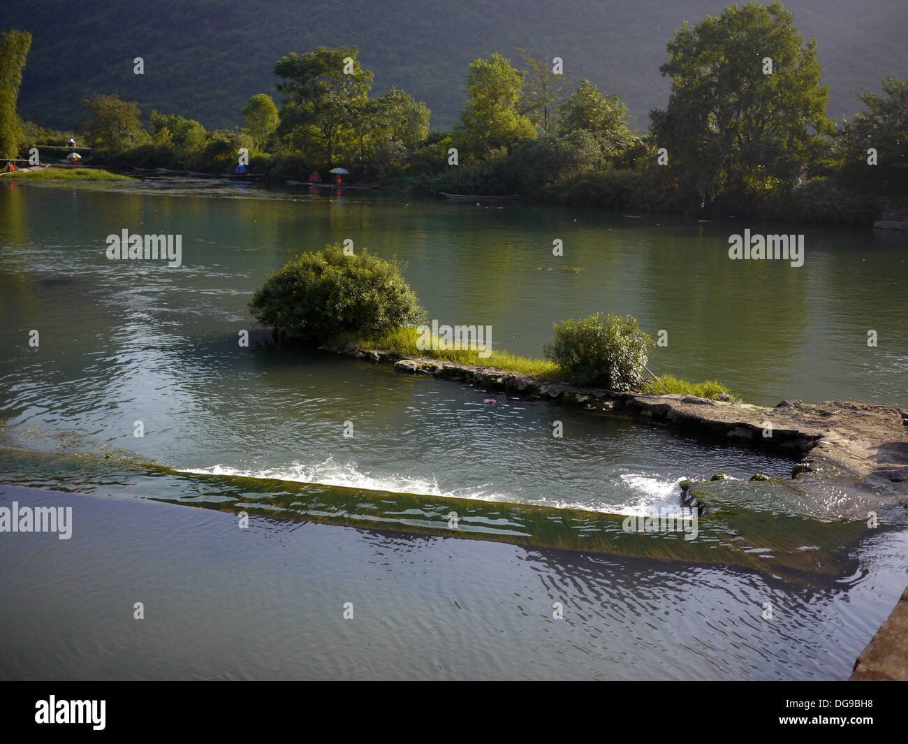 Cina, Yangshuo County, Fiume Yulong formazioni carsiche Foto Stock