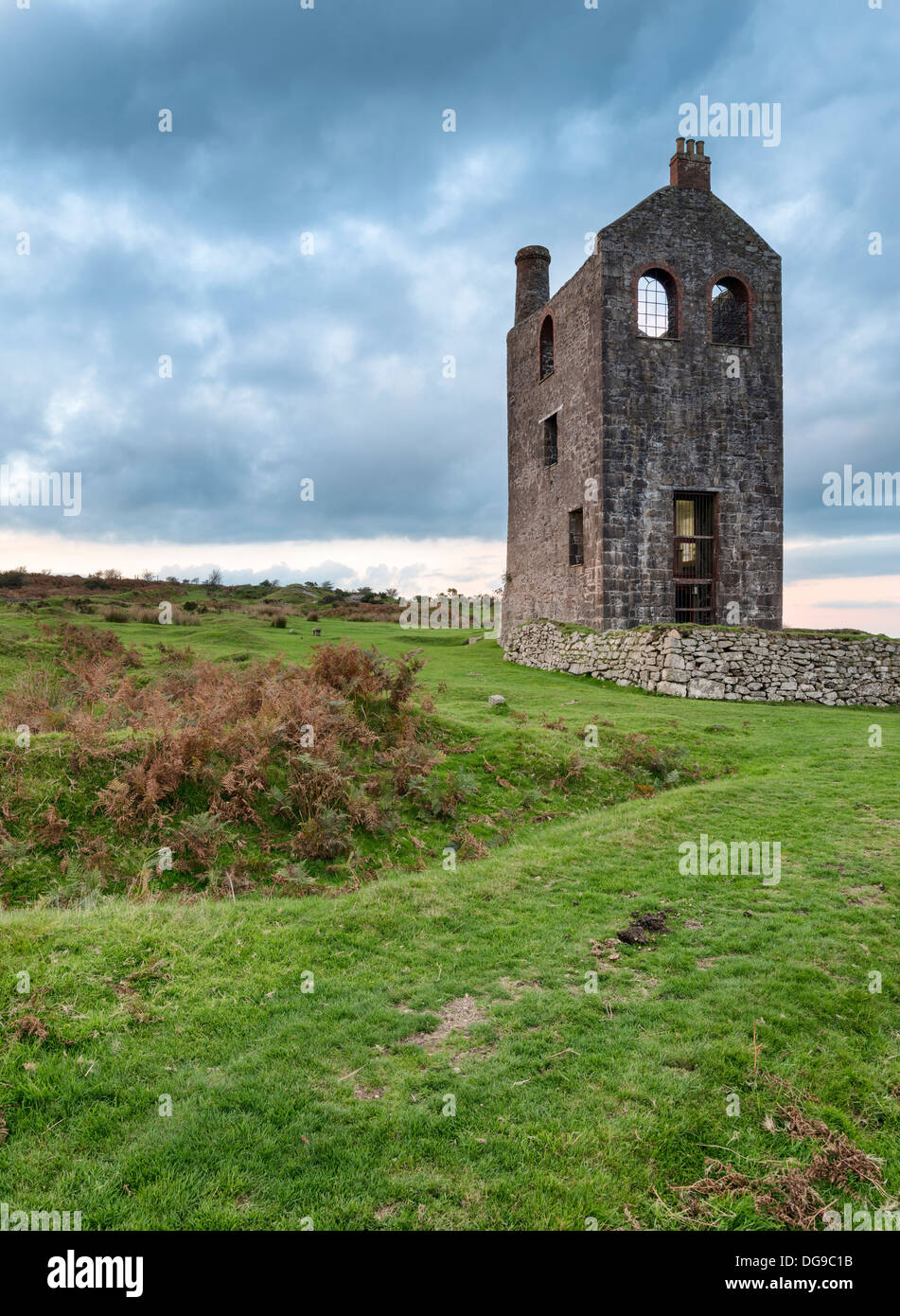 Un vecchio rovinato il motore casa per una miniera di stagno a serventi a Bodmin Moor in Cornovaglia Foto Stock