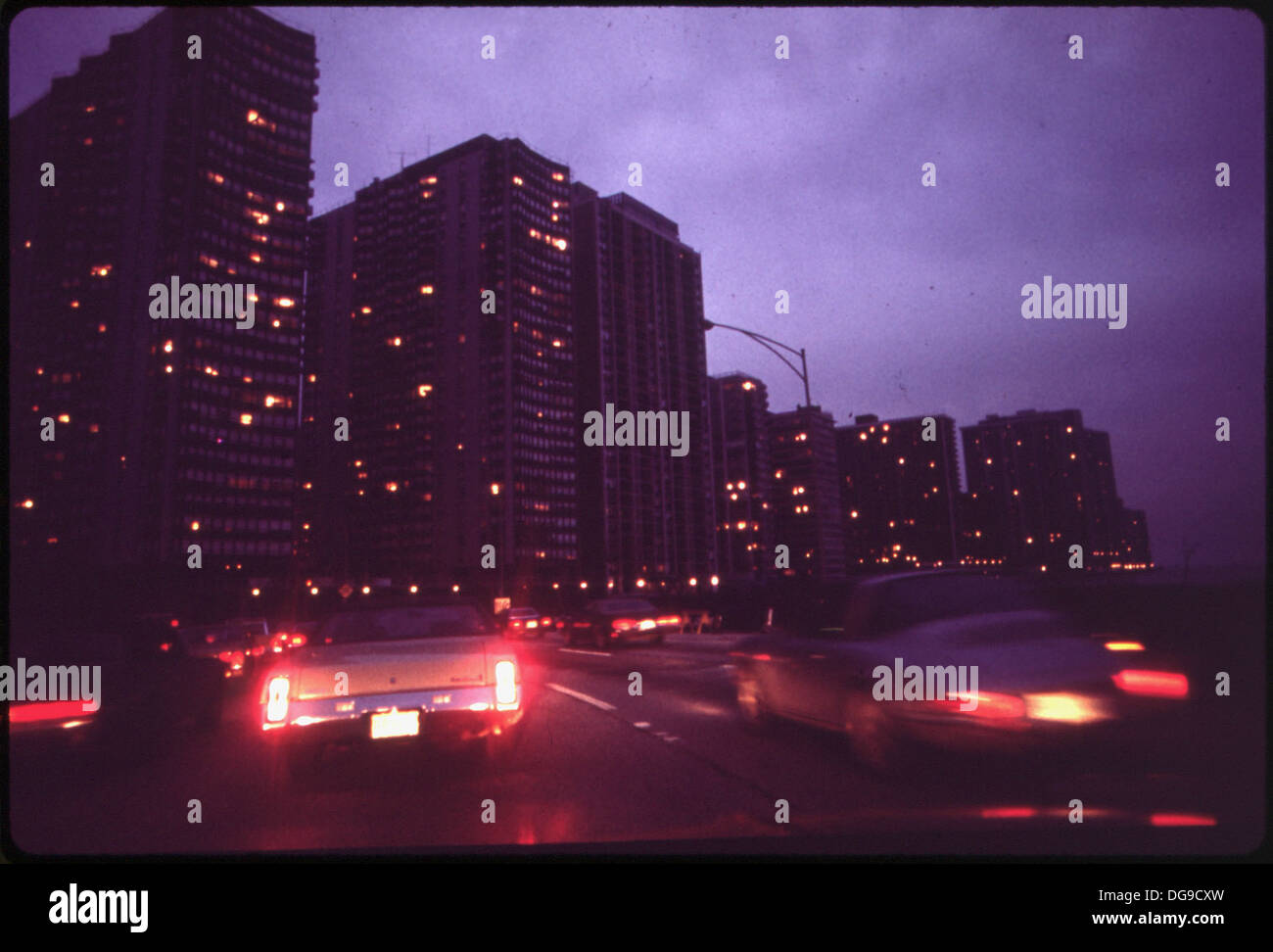 Questa immagine cattura il traffico serale su Lake Shore Drive, una delle principali arterie di Chicago. La scena mostra i veicoli che viaggiano lungo l'iconica strada sul lago con luci cittadine sullo sfondo. Foto Stock