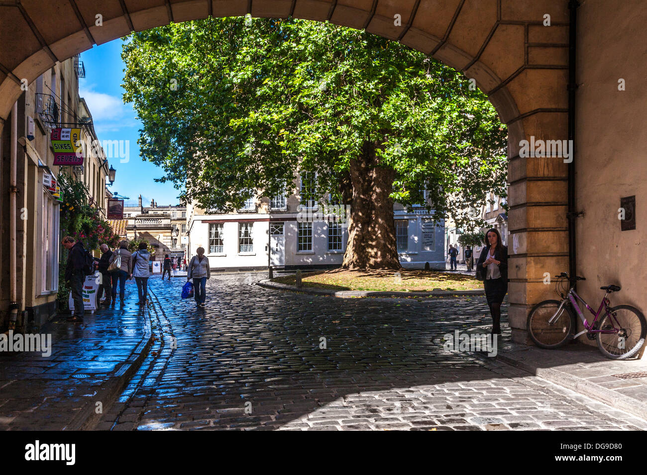 Vista attraverso un arco di Abbey verde, una pittoresca piazza nel cuore della città storica di Bath. Foto Stock