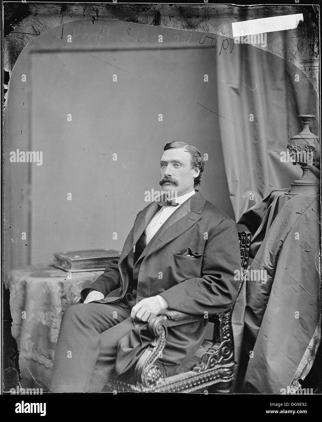 Questo è un ritratto del signor Fox, la cui storia personale e professionale rimane documentata in archivi. Fornisce uno sguardo alla sua vita e al suo carattere attraverso un'immagine storica. Foto Stock