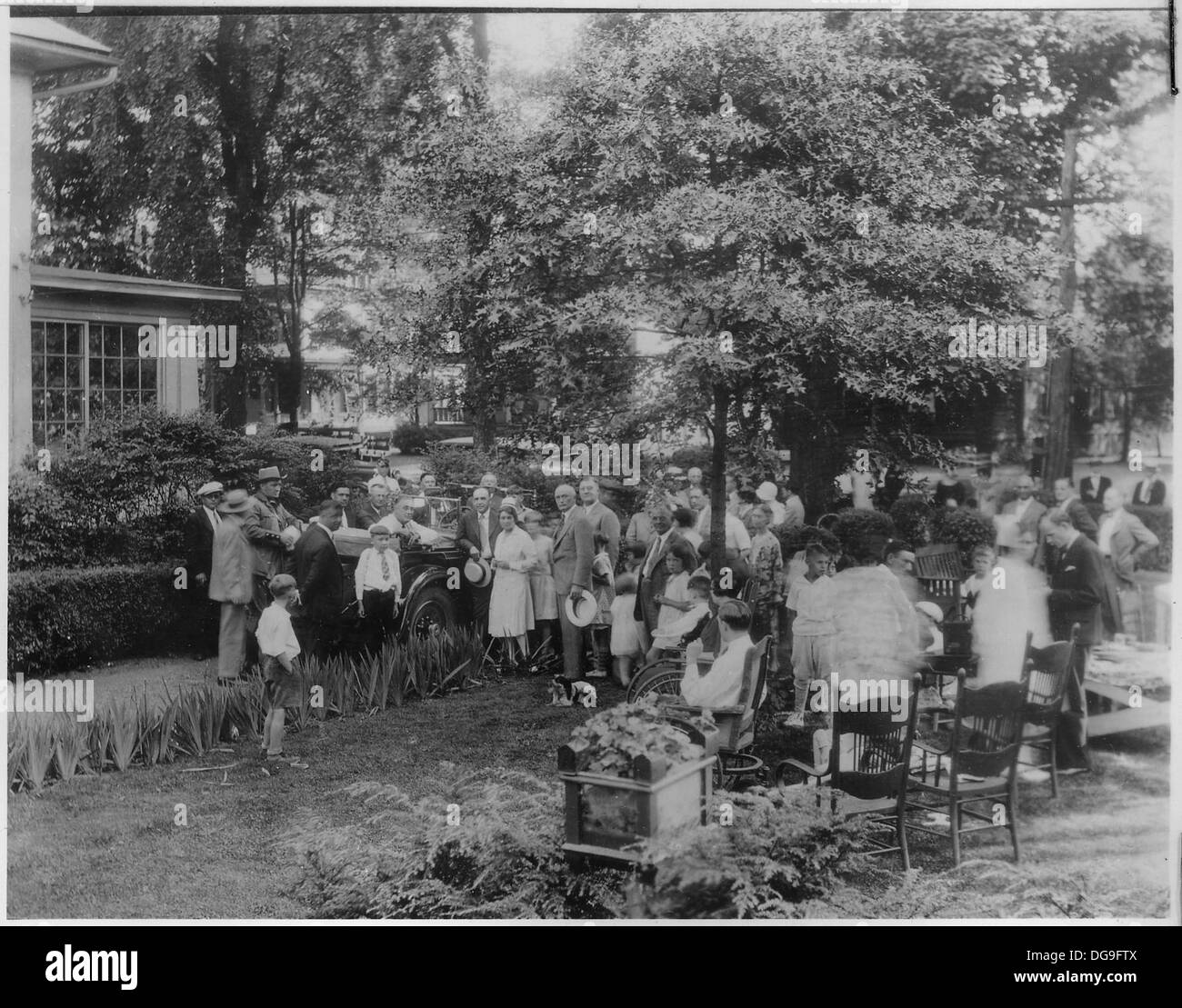 Questa fotografia mostra Franklin D. Roosevelt, il 32° presidente degli Stati Uniti, insieme ad un gruppo di individui a Elmira, New York, nel 1961. L'immagine cattura Roosevelt durante un impegno pubblico, riflettendo un momento di interazione tra il presidente e i cittadini locali. Foto Stock
