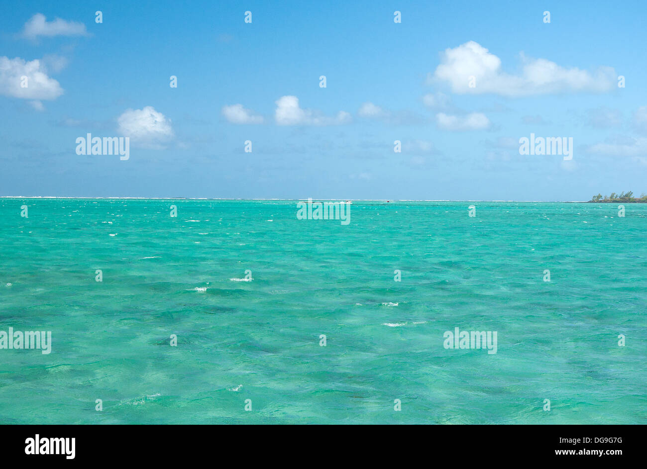 Bellissimo mare tropicale sotto il cielo blu Foto Stock